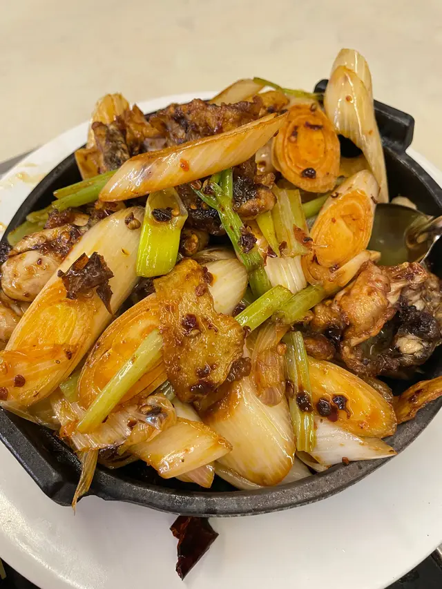 顛覆咗我食咁耐辣子田雞嘅印象，明明只係個辣田雞煲，仲好意思響 menu 度寫明話係乾身，同埋啲蔥多度呢