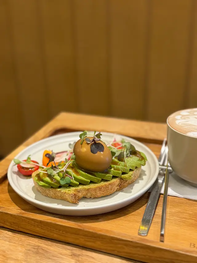 牛油果酸種麵包吐司配煙燻茶葉溏心蛋