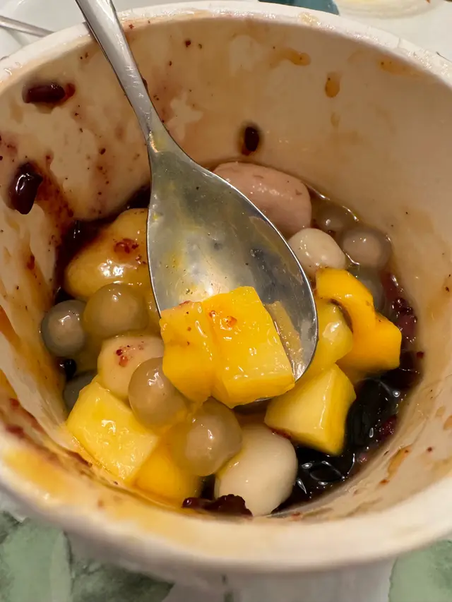 突然想食芋圓,想試新嘢便到希慎廣場新開張的地庫美食區。買了一個圓仔芒果嫩仙草盛盤外賣。賣相很一般(可能外賣是所有嘢塞晒入個杯入面), 芒果太生有苦澀味,仙草太軟沒有咬口,食慣了鮮X仙, 覺得呢間味道好奇怪!幸好收銀員好友善,可惜等待時間有點長,晚上9點幾周圍冇乜人,但係都等了10分鐘。