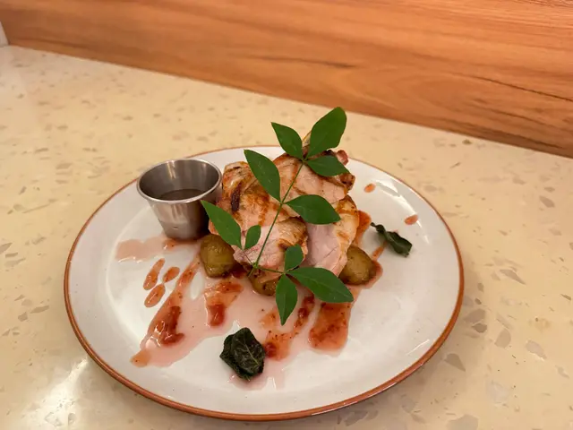 炭燒法式豬鞍架伴紅桑子汁