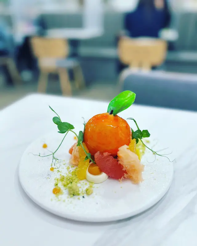 鐵觀音茶香味既mousse, 內裡中間有香甜既燉蛋, 兩者食落岩岩好去返中間點,  再加上抽子同橙既新鮮水果, 清新可口既味道. 
特別鍾意佢個餅底, 切一塊再抹上mousse燉蛋, 食多啖水果, 幾種味道層次出晒來, 食得好滿足既甜品