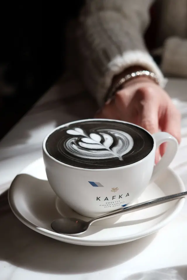 加入竹炭粉的拿鐵，口感柔順，並帶有濃郁的咖啡香氣。
