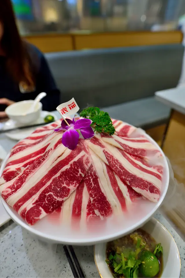 呢碟肥牛足料大大碟，仲配合乾冰擺到上枱仲有煙霧嘅效果影相一流，不過好多款牛都係用呢個效果，所以都好多選擇😂牛肉肥瘦均勻好好食好有牛味，鍾意食牛就岩哂👍🏻