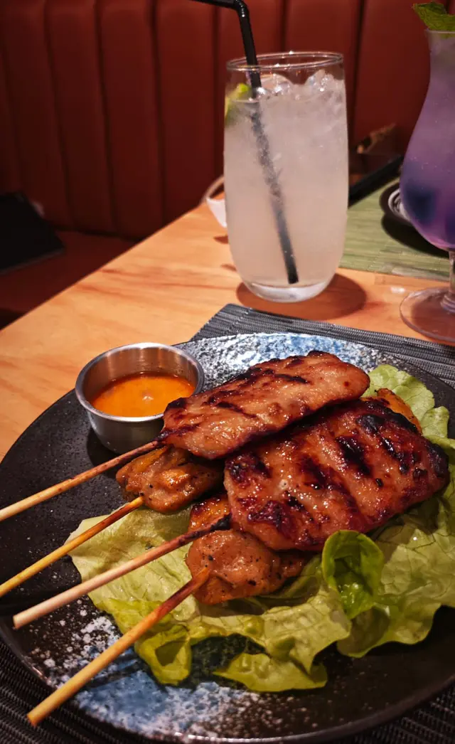 雞肉和豬肉烤得非常入味，肉質鮮嫩軟腍，配上沙嗲醬汁讓整個口感更加豐富，如果份量多一些會更完美。
