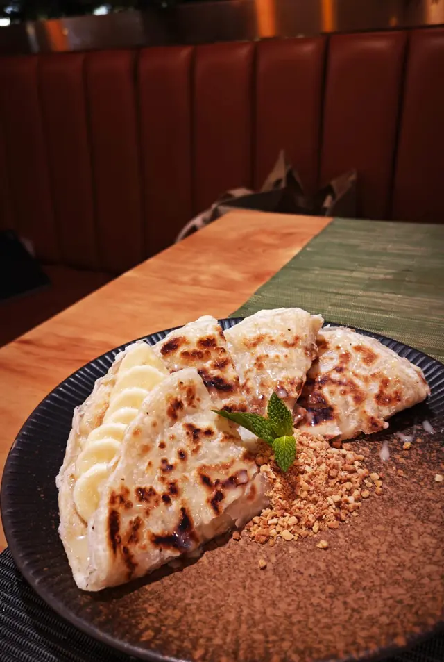 煎餅即叫即煎，外層薄餅酥脆，包裹在薄餅內的香蕉入口即溶，口感柔軟，配以煉奶，味道更加豐富濃郁。