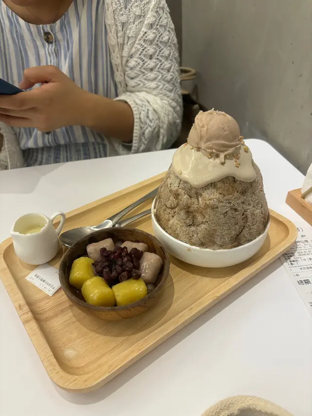芋泥焙茶奶蓋雪花盛盤