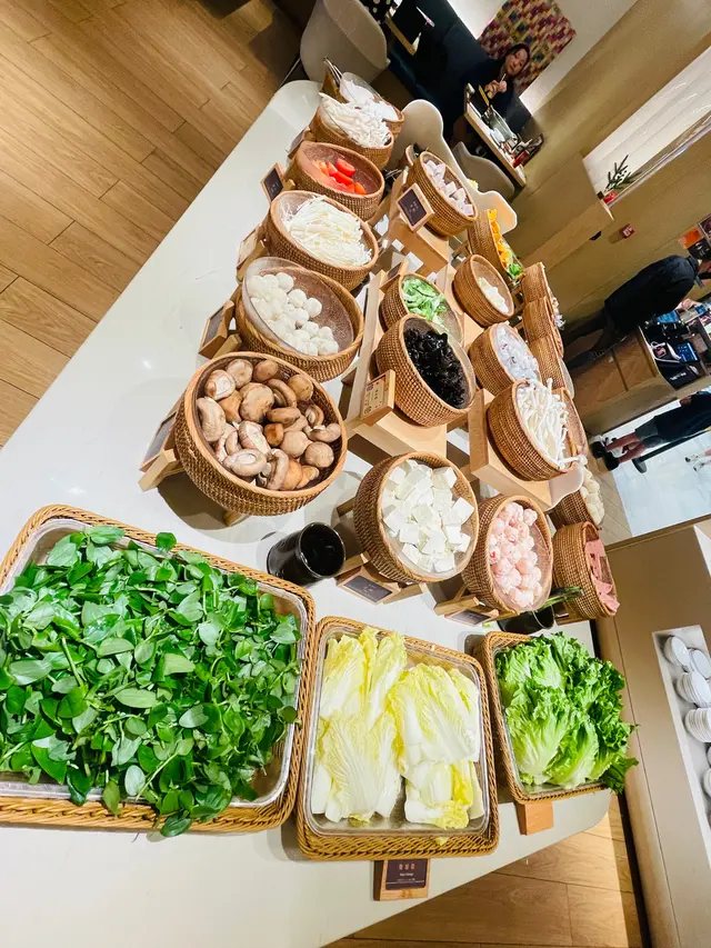 有大量蔬菜和丸類可供選擇：生菜、西洋菜、木耳、