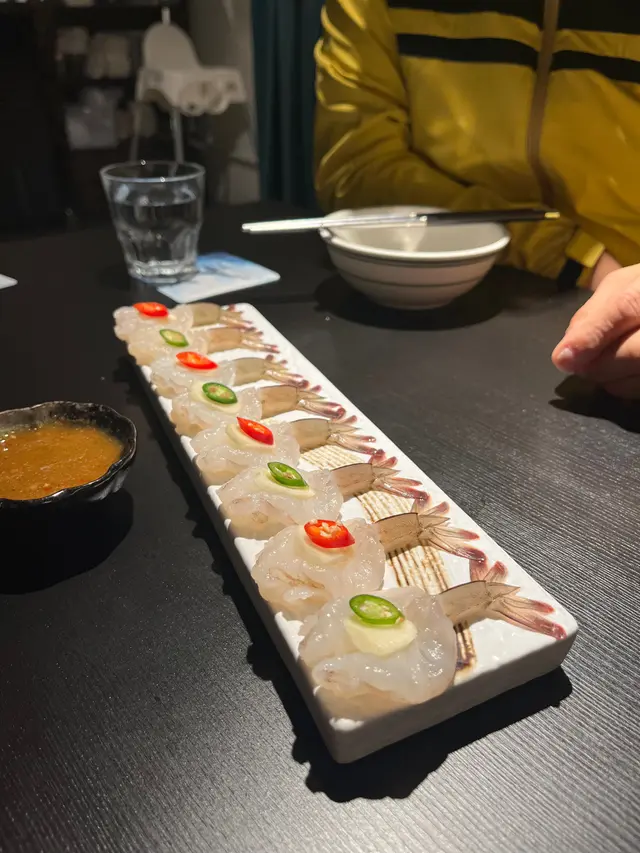 一行三人訂枱食飯，明明樓下有位，但被安排上樓上，好似閣仔咁款，黑麻麻，幾驚有老鼠走出嚟！全晚得我哋一枱客係樓上！ 

冬蔭公黎到，問長髮侍應男攞碗仔，半秒迅速西面，咩料呀？無碗點飲湯呀😡

之後成晚都唔見有人會主動上黎招呼，叫左甜品，「請」黑面哥執一執枱，又被西面😥

最最最離忍晒譜係⋯⋯埋單時，我哋一齊落樓俾錢，黑面哥竟然用呼喝嘅態度同我哋講「俾錢個個留低，其他人出去」，嘩，咩態度呀，話晒都係客喎，呢間野簡直『不知所謂』。 

個老闆唔知知唔知啲員工係咁嘅態度，定係都係一家親？？就算啲食物