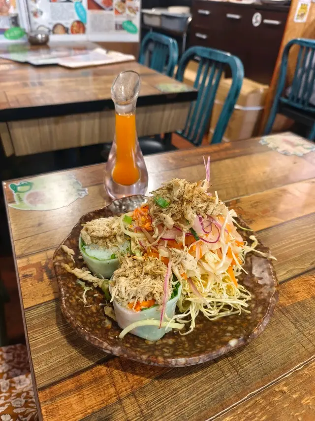 2小食：牙車快沙律+手撕雞檬紙卷