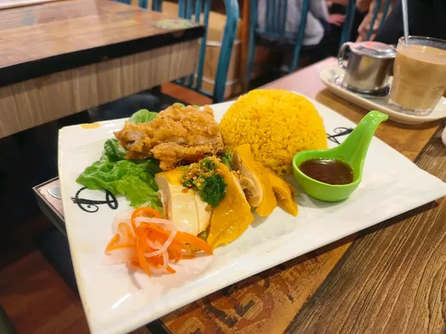 無骨鴛鴦雞(海南雞+蒜蓉牛油雞)配黃薑飯