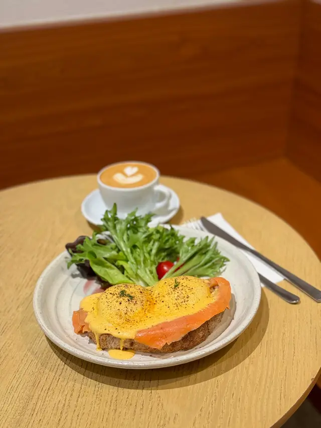 Egg benedict w/ salmon 