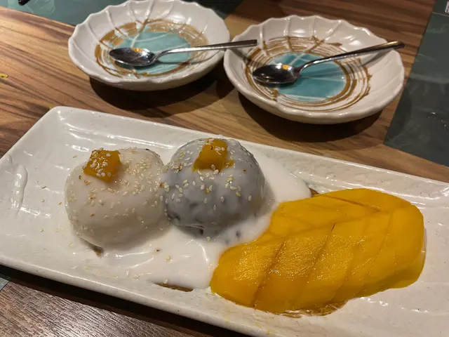 推薦!糯米飯熱辣辣又好好咬,芒果亦好甜,好食!!店員仲會比新碟、匙羹去食👍🏻