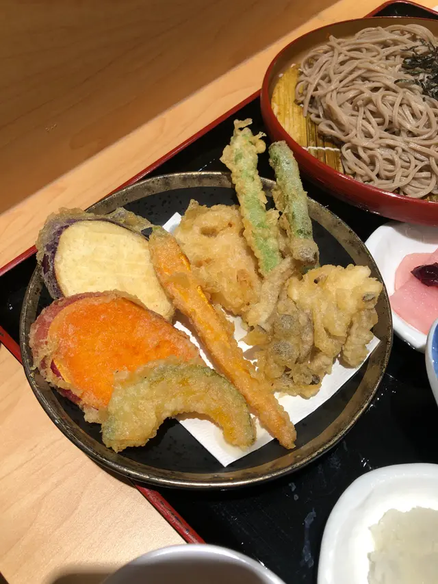 野菜盛合配蕎麥麵