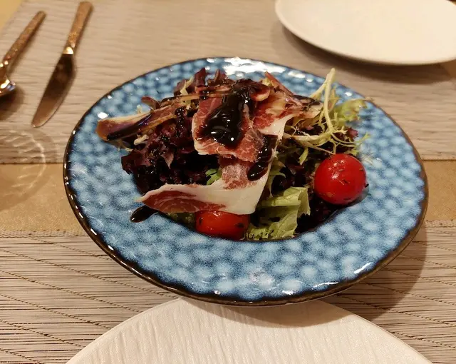 西班牙火腿田園沙律配意式黑醋醬