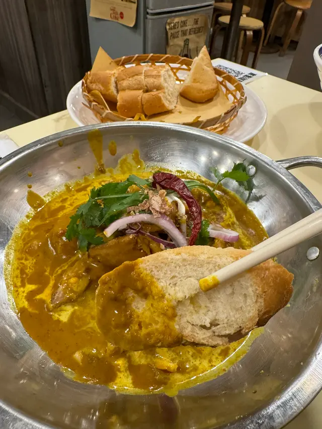 咖哩雞髀扒配法包