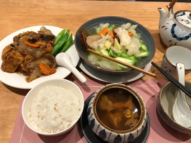 清湯絲瓜浸魚肚，蝦子海參燜豆腐