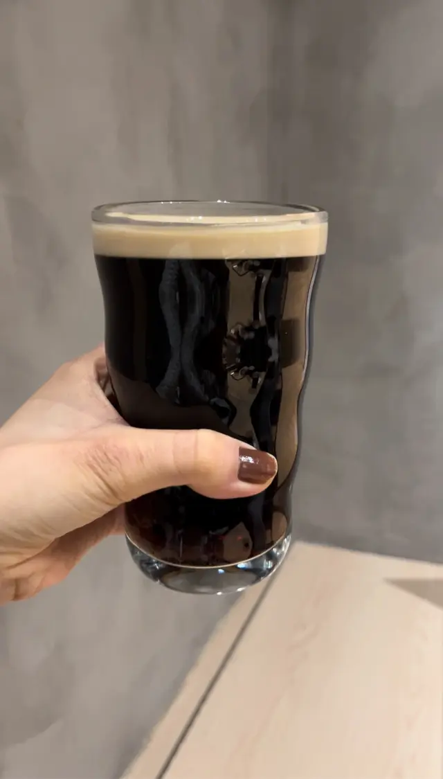 氮氣咖啡嘅口感較特別 飲落有忌廉嘅口感同絲滑嘅質地 呢杯咖啡注入咗氮氣 令到氣泡細小得嚟分佈平均 比起傳統咖啡口感較綿密同濃郁✨呢款咖啡喺香港好少有 亦都係推薦之選