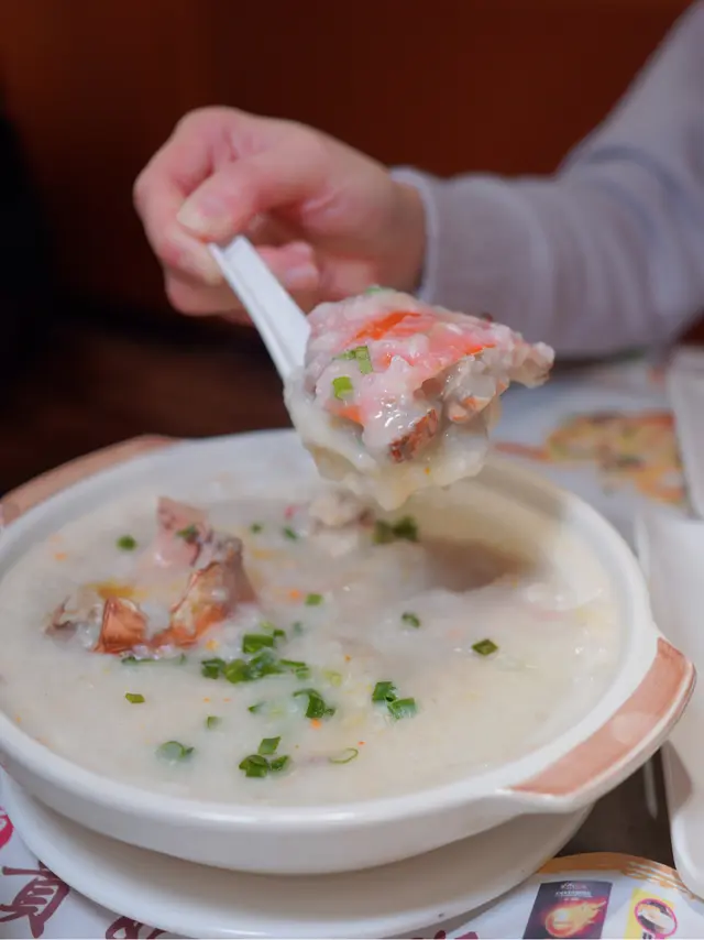 粥底口感綿滑,用砂鍋仔上枱,保持一定熱度。