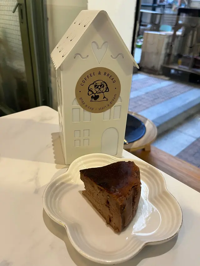 入口即溶嘅朱古力芝士蛋糕🍰朱古力味濃郁醇厚 絲滑細膩 食落口感輕盈 一啲都唔會膩 整體甜度唔高🌟個人認為朱古力味蓋過咗芝士味🥺如果兩者味道可以平衡返少少會更好