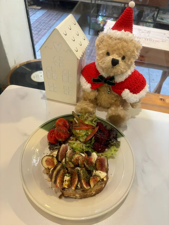 最鍾意就係呢個無花果奶酪乳酪酸包❤️配料真係好用心 無花果新鮮香甜 配埋忌廉芝士🧀口感豐富 加入咗酸甜嘅蜂蜜醋汁🍯味道清新 唔會油膩 酸包加入咗蜜糖烤焗 帶點甜味 食落有嚼勁 必食推介👍🏻特別欣賞旁邊嘅沙律加入咗蜜糖黑醋汁 口感酸酸甜甜 好快就清晒成碟🤣