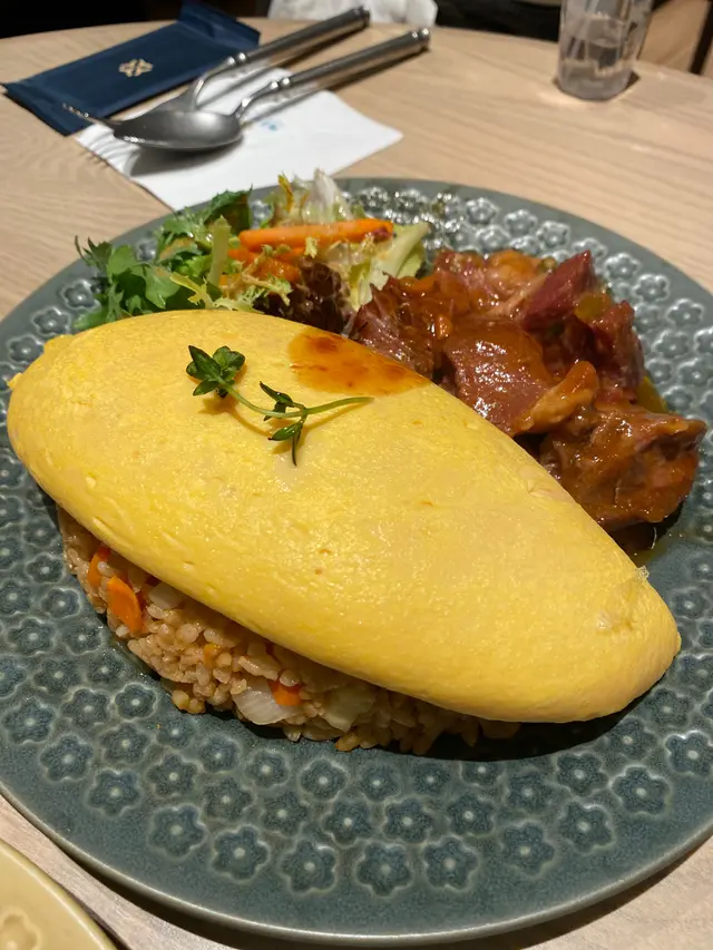 日式紅酒燉牛麵肉蛋包飯