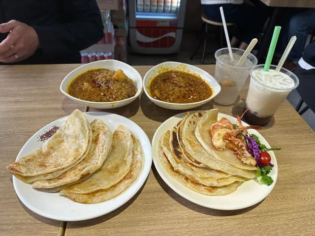 咖喱煎肉餅配薄餅; 咖喱大蝦配薄餅