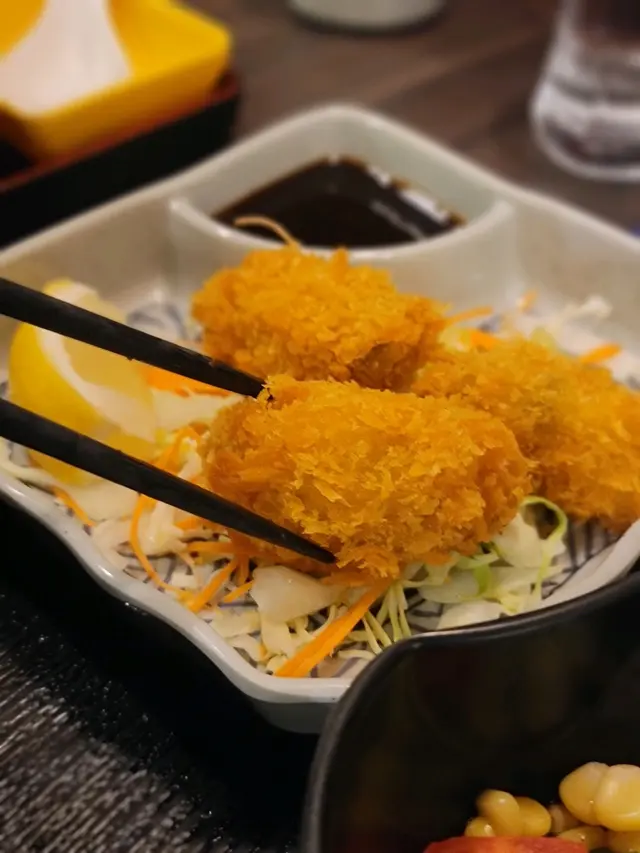 順有新鮮的生蠔供應，炸蠔層次分明，口感鬆脆不油膩💫內裡的蠔新鮮多汁