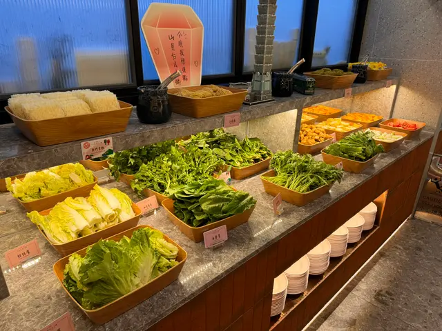 各種蔬菜啦,生菜 娃娃菜 油麥菜 西洋菜 水蓮 皇帝菜 茼蒿