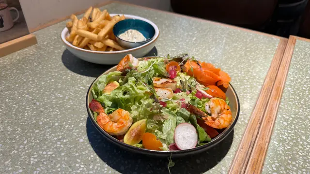 一個很豐富的田園沙律，有燒虎蝦，帶子，再加上煙三文魚！燒虎蝦肉身好彈牙，煙三文魚和帶子也很新鮮！最欣賞就是檸檬油醋汁，酸酸的味道，餐前食，令到胃口大開