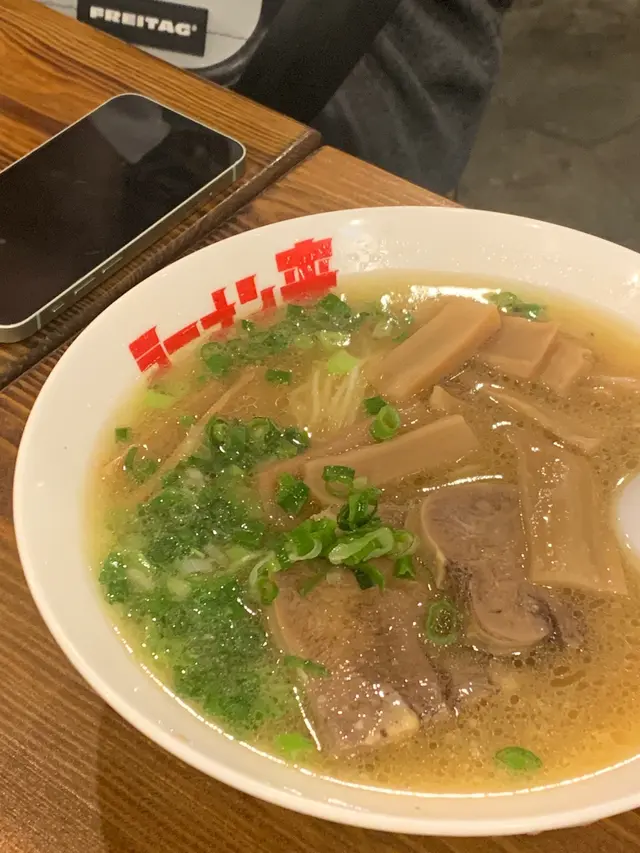 哇~~還真是想不到~這是日本的拉麵店耶
也能喝到清香的牛舌牛尾湯 吃起來舒服😌溫暖
是成熟的大人們 會喜歡💕口味~~