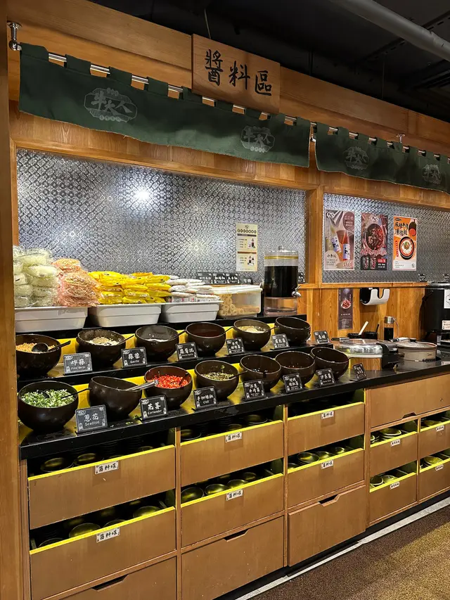 醬料區、麵、滷牛肉