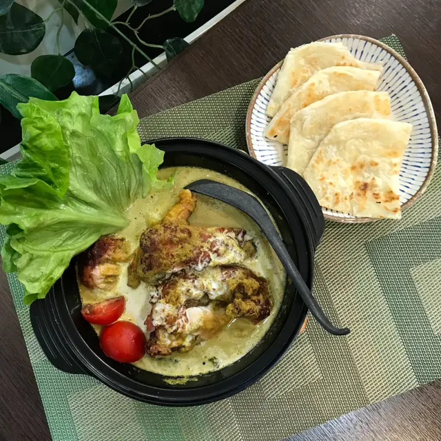 青咖喱雞扒配印度薄餅