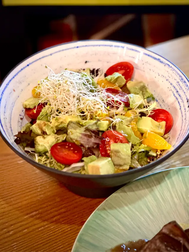 牛油果羽衣甘藍雜菜沙律配柚子汁