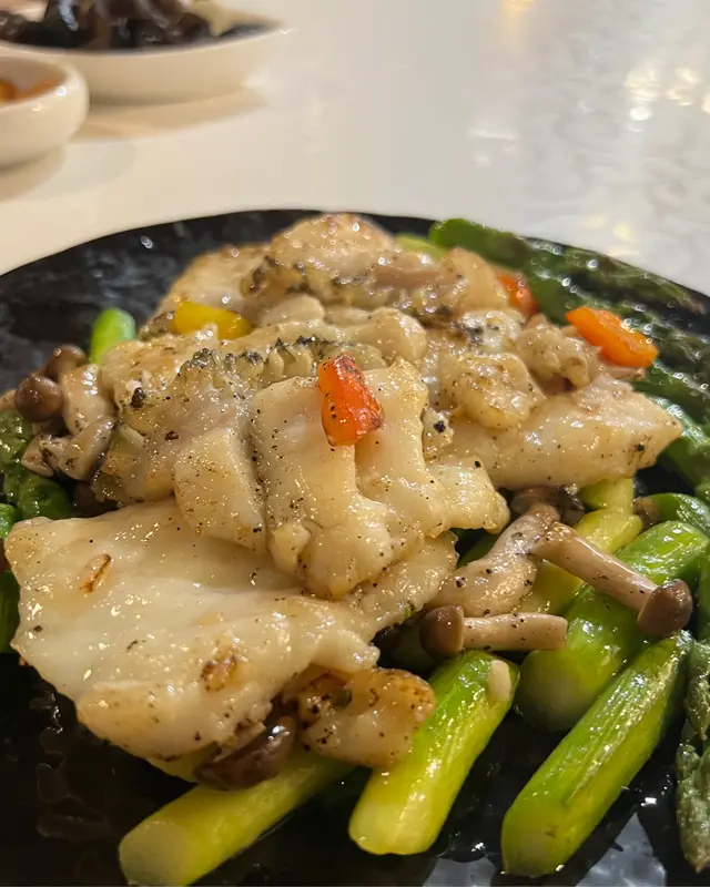 黑松露醬炒花尾躉班球配鮮露筍
