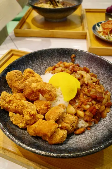 鹽酥雞粒滷肉飯