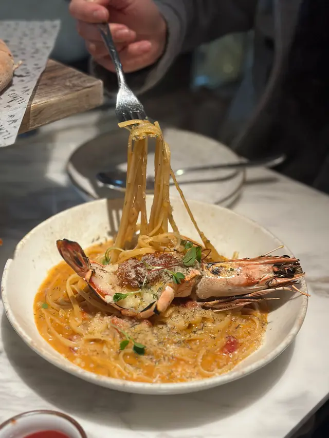 燒大蝦三文魚籽龍蝦汁扁意粉