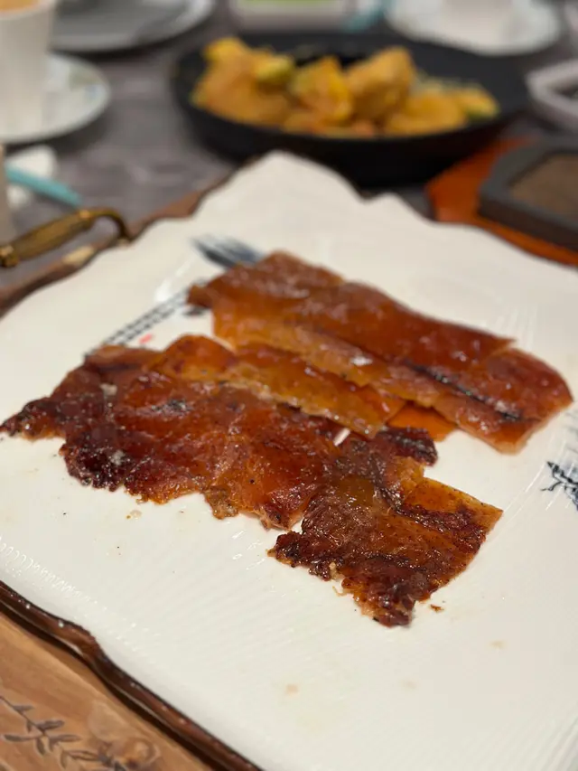 4個人食岩岩好，片薄脆口，入口唔會標晒啖油出黎。店員介紹塊熱石板係食鴨之前煎一煎返熱佢，又幾特別喎。