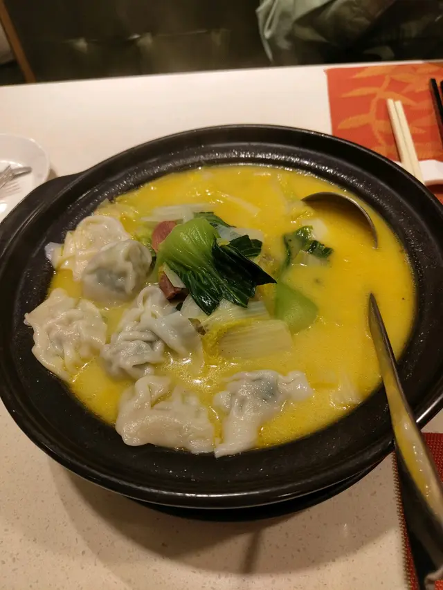 砂鍋雲吞雞半隻