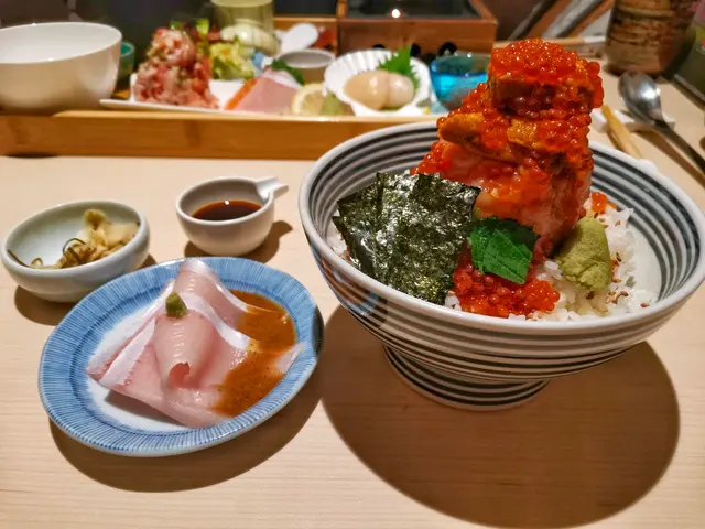 增量海膽、鮭魚子,新鮮紅鱈蟹、赤蝦、鯡魚子、象拔蚌、螺肉、魷魚、金槍魚、金槍魚蓉,鮮味十足!