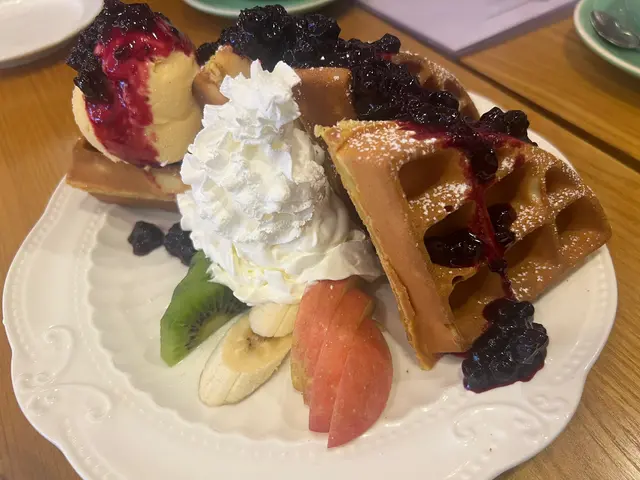 全份窩夫配雜莓醬