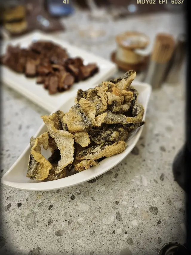 特色八小碟之金沙炸魚皮