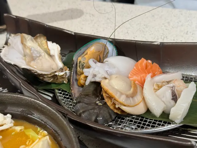 白飯轉讚岐烏冬 + $8
$88 有這麼多海鮮🦞湯底還是香濃的龍蝦🦞湯底
還好有轉讚岐烏冬 !!和湯底超大 而且再加上各個海鮮🦞們
湯🥣更香更鮮 料足新鮮的海鮮🦞再加烏冬 女生們一定飽足感200分😆