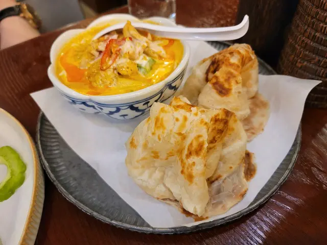 黃咖哩雞配薄餅