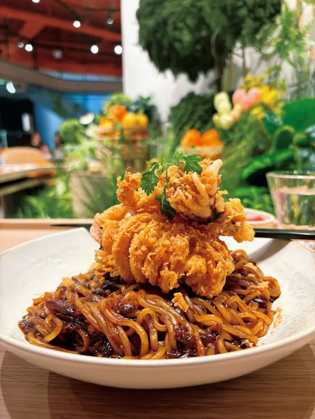 炸大魷魚伴炸醬麵