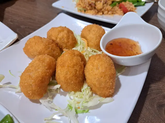 蝦餅炸得外脆內嫩，咬下去有淡淡蝦肉鮮香，真材實料，味道亦很不錯😋