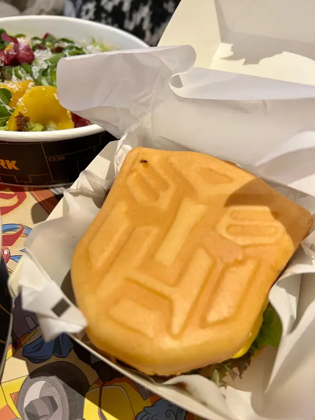 安格斯松露漢堡,係我自愛,
嚴選優質進口穀飼安格斯牛肉製成,肉質鮮嫩多汁,並融合秘制黑松露醬汁,獨特嘅香氣隨之湧
汁,即叫即做,令人一試難忘。