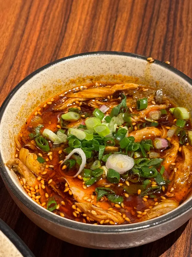 這份果然沒點錯 還有點小後悔沒點大的🤣
小孩也和我爭著吃 微麻辣 但又香香 雞又好嫩 泡滿辣油
喜歡💕想時不時把這份單點帶回家吃了呢～～