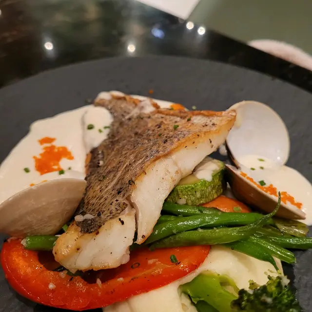 香煎鱸魚配蜆肉忌廉汁