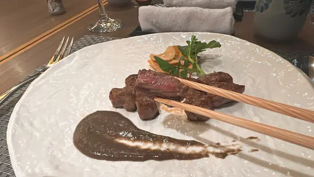 和牛肉質柔軟細膩，油脂均勻分佈，咬下去滿滿肉汁，油脂香散佈整個口腔，肉香味美～☺️可以蘸上旁邊嘅松露醬，或夾上蒜片一齊食，味道會更有層次～😏