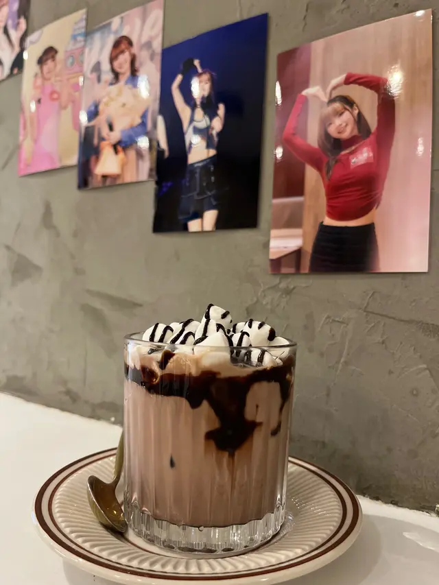 棉花糖朱古力味道驚喜 朱古力味濃厚醇香灑上大量棉花糖同朱古力醬 開頭飲落偏甜 但用咗黑朱古力 飲到後尾中和左整體嘅甜度 相信熱飲棉花糖溶咗更美味🤤